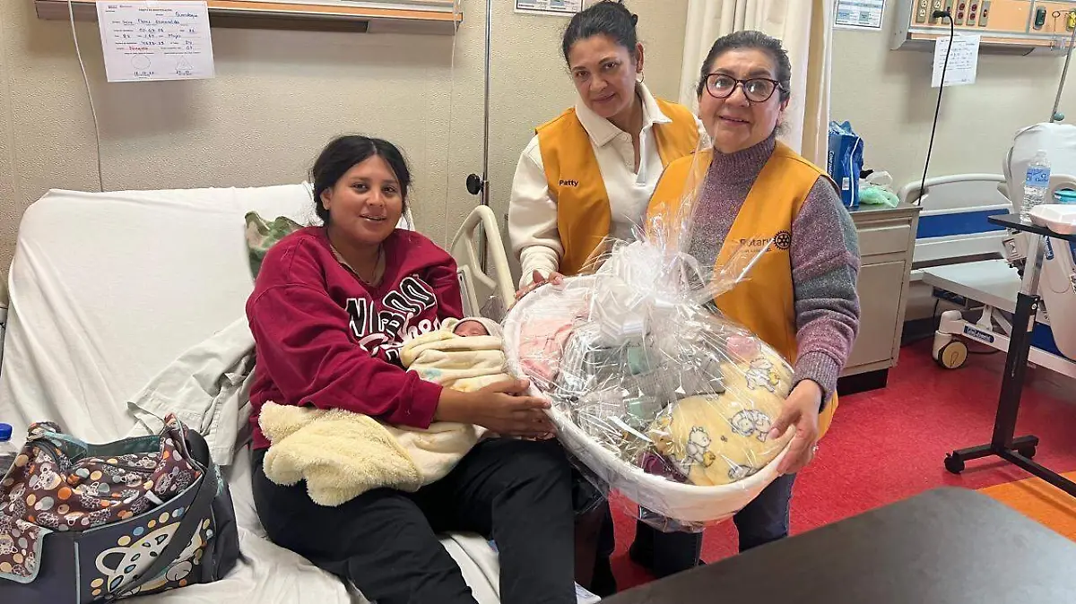 rotarianas etregaron canastas a bebes (4)