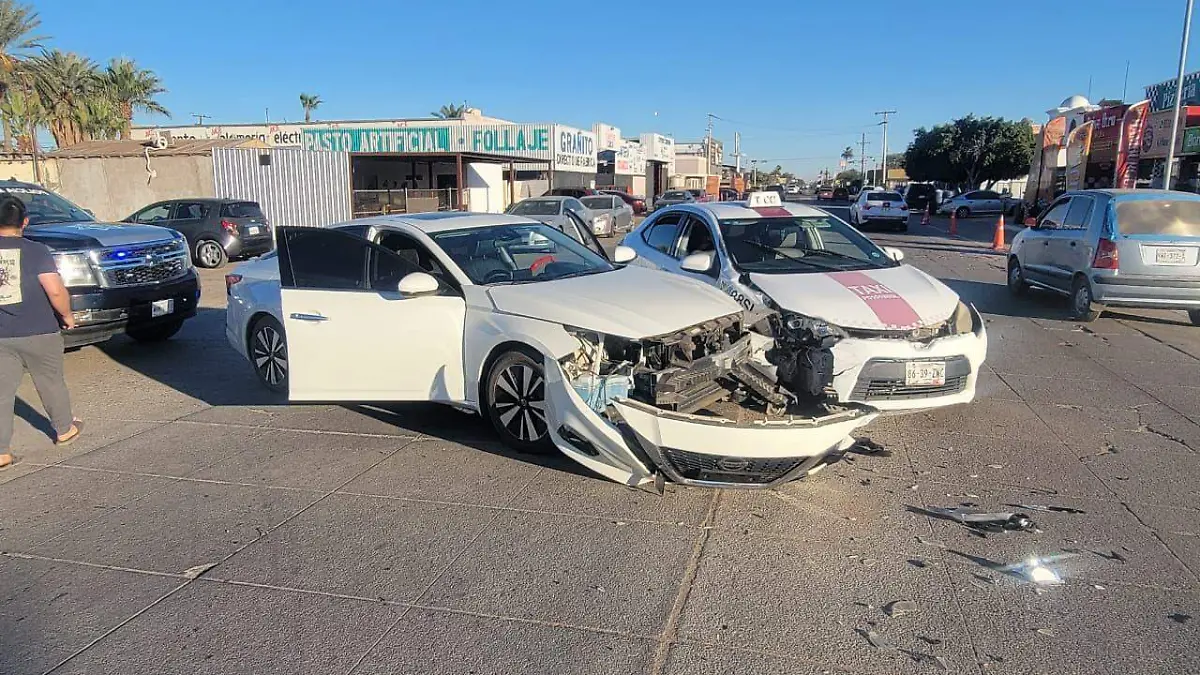 No cede el paso y choca a taxi