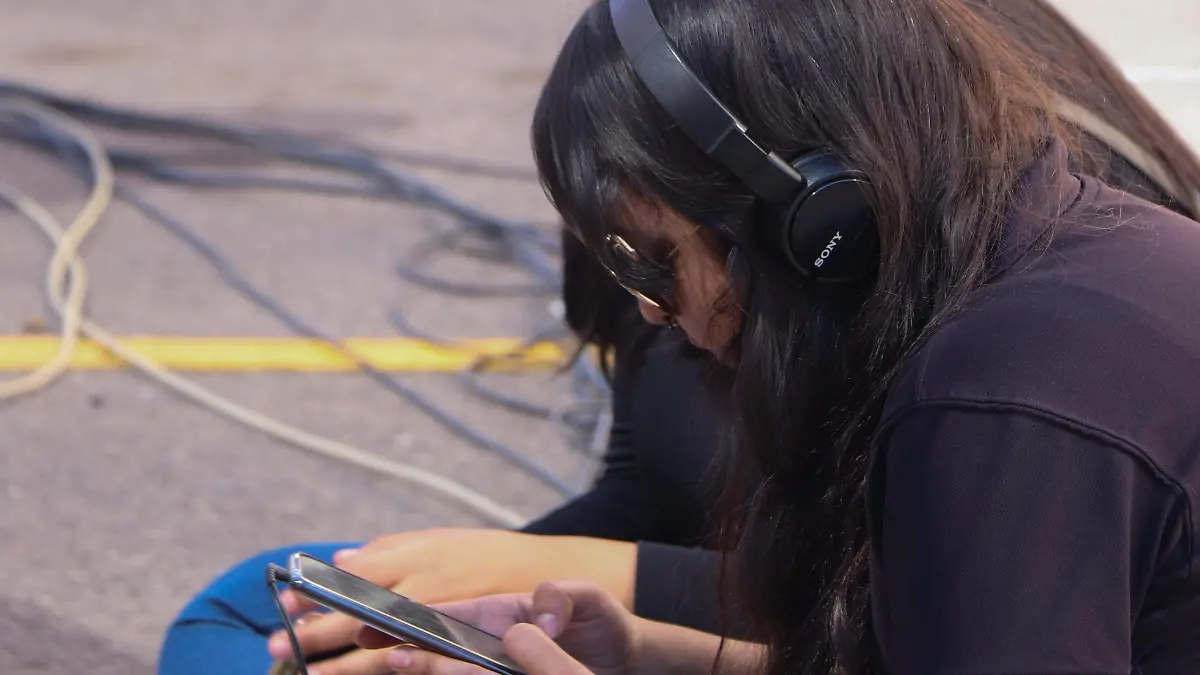 Tematica gente con audifonos - Mike Acosta (2)