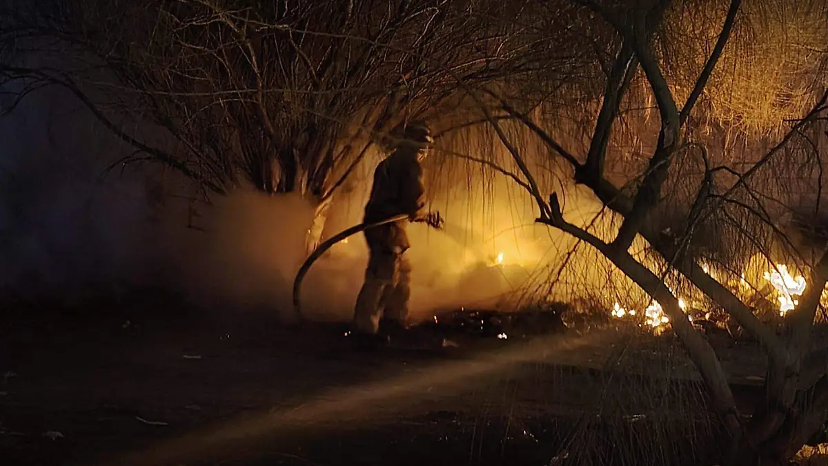 Tres incendios de basura por orilla del canal