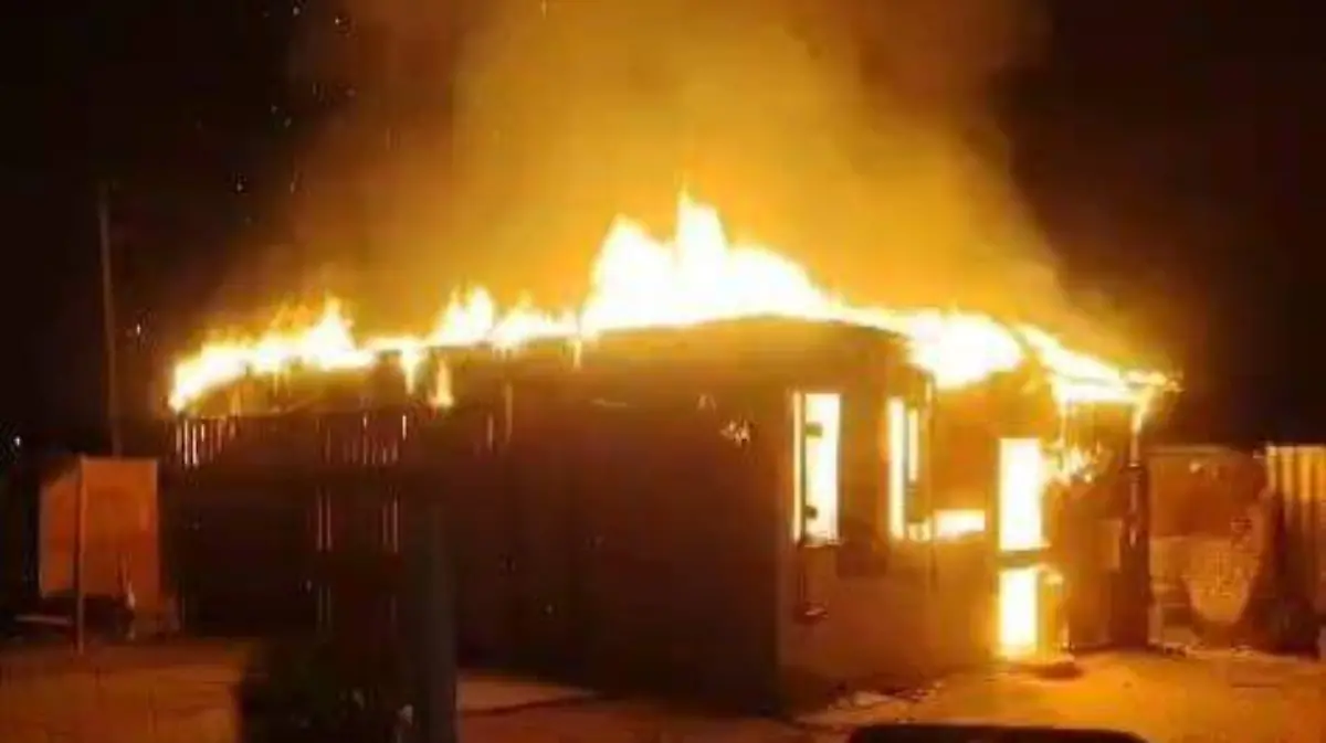 Voraz incendio ascaba con casa de madera