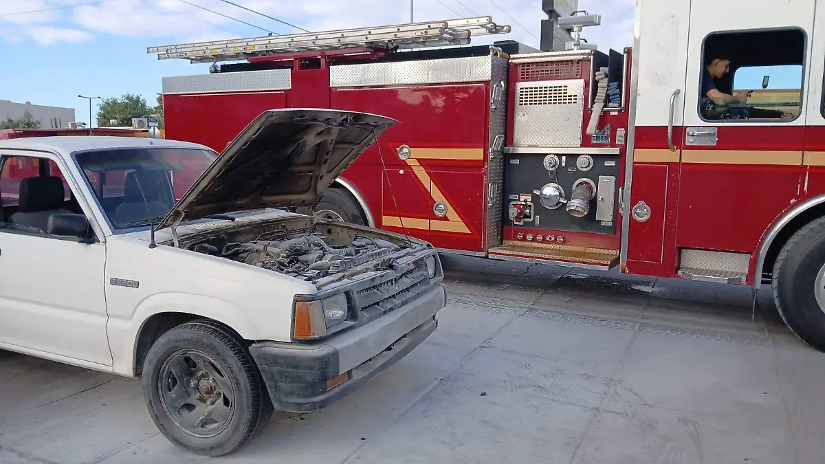 Controlan bomberos incendio en un vehículo