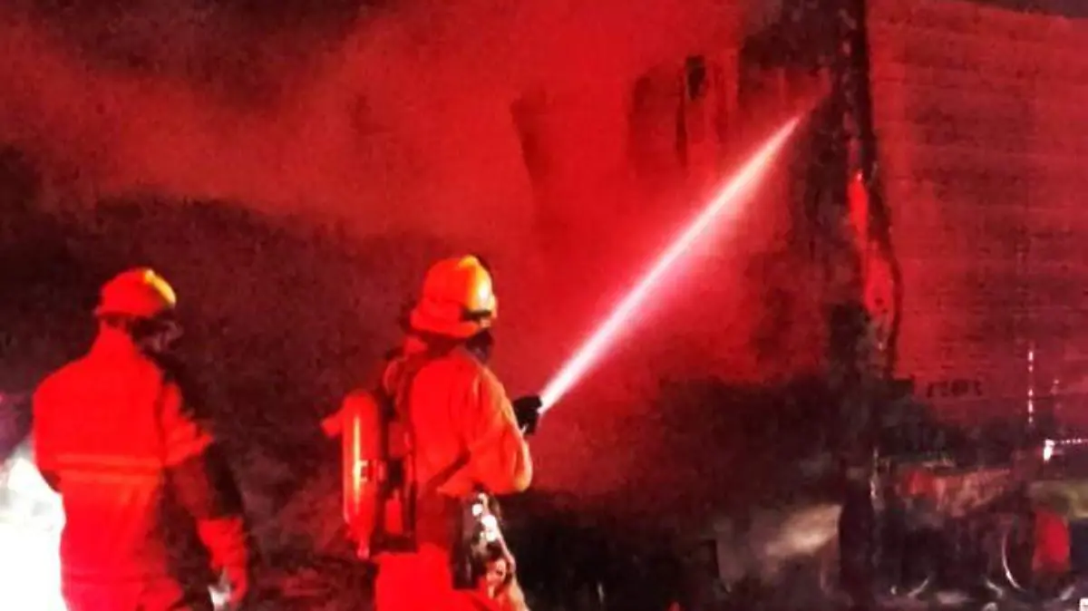 Incendio en trailer cargado de manzana