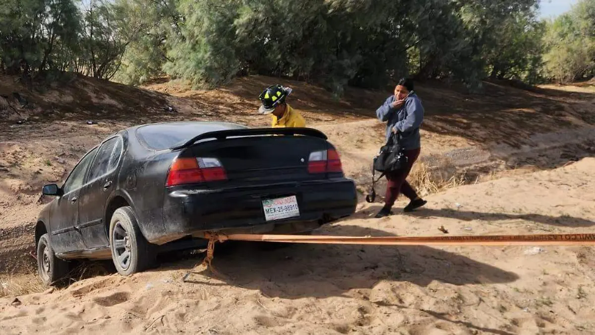 Sufre desmayo y cae al canal