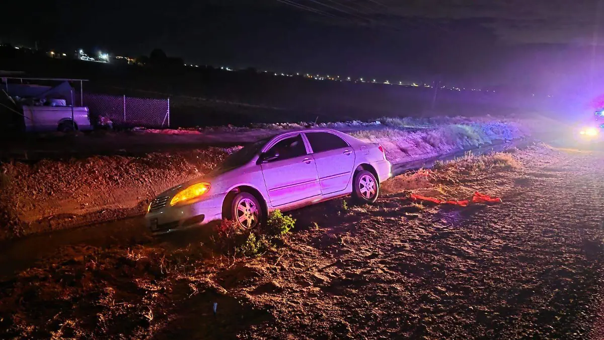 PIERDE EL CONTROL Y SALE DEL CAMINO