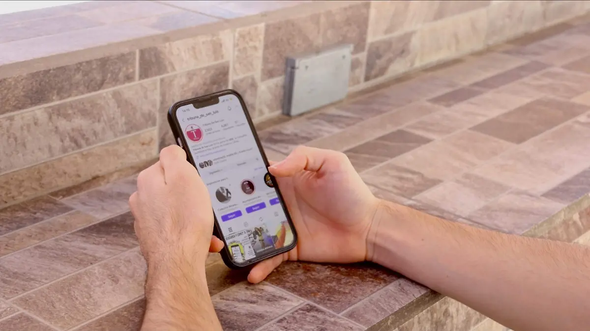 Celular revisando Tribuna de San Luis