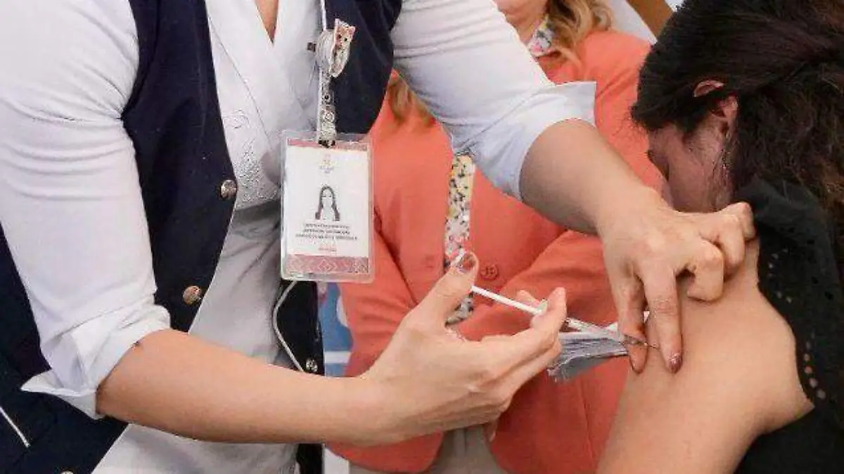 Se instaló un puesto de vacunación en las afueras del Centro de Salud (1)