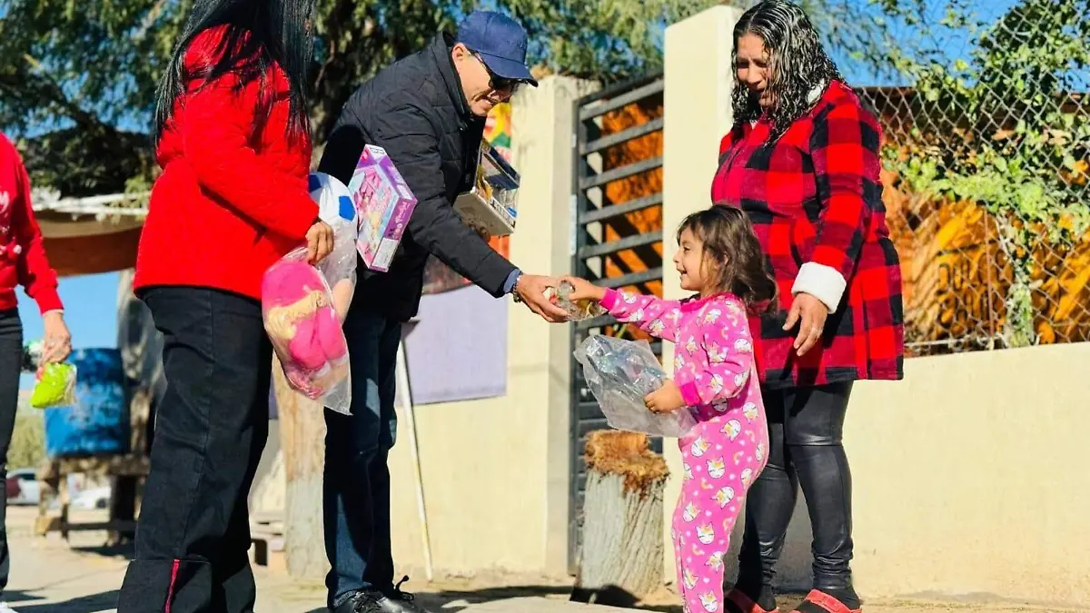 entrega de juguetes del DIF a niños (2)