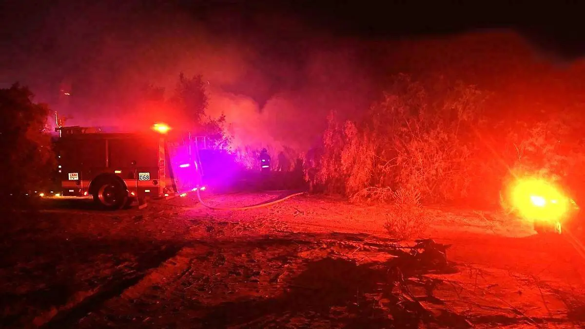 VORAZ INCENDIO COMBATIERON BOMBEROS