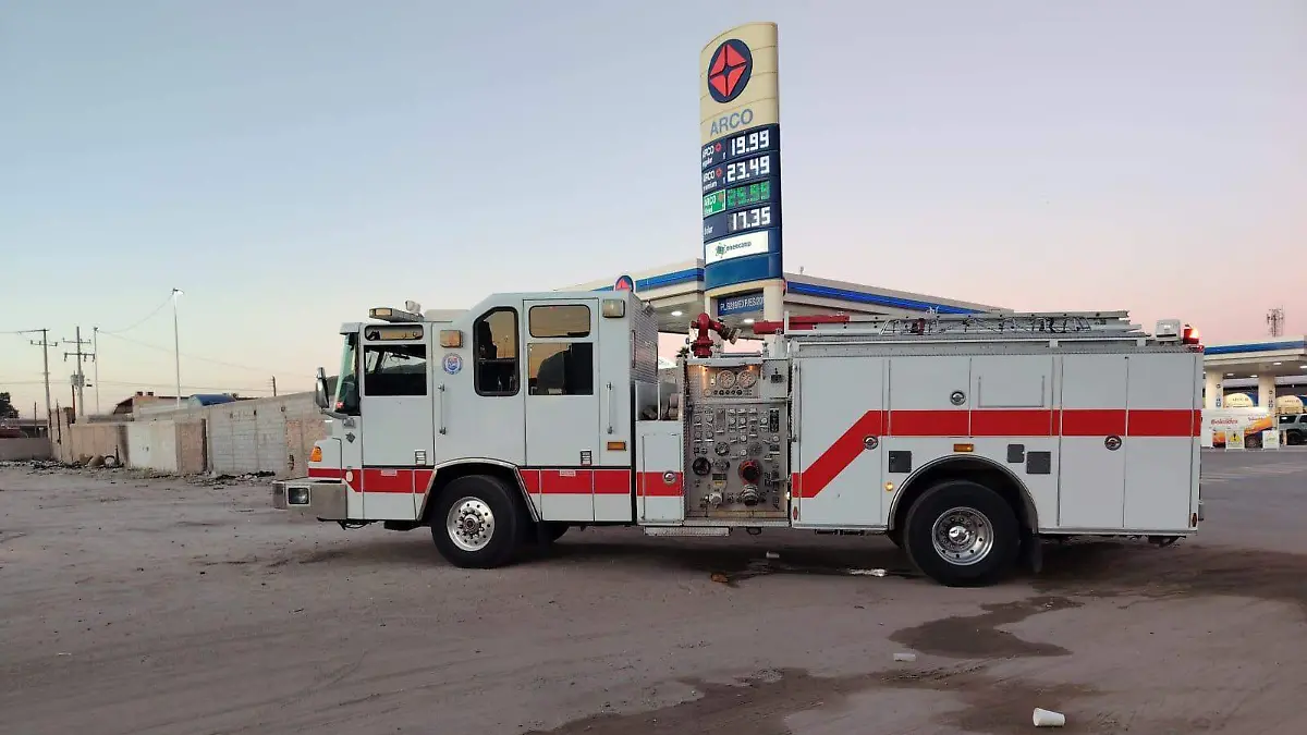 Incendian basura cerca de gasolinera