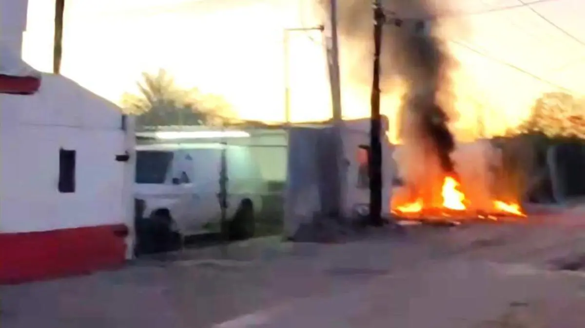 Combaten incendio cerca de tienda