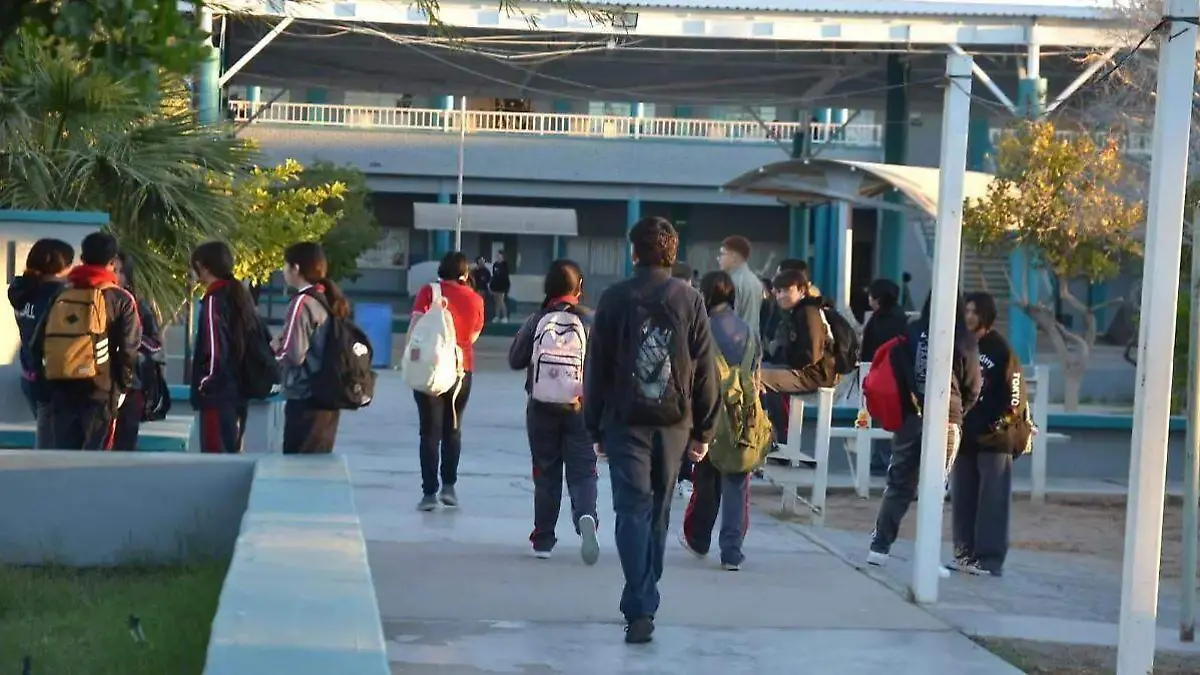 Orientan a adolescentes sobre depresion (3)