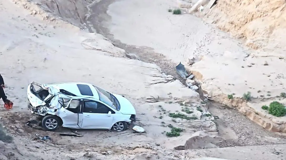 Muere mujer y  tres heridos en volcadura