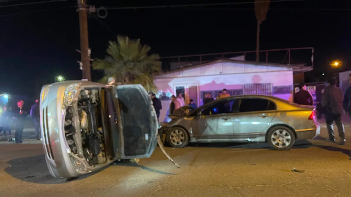 Un lesionado en aparatoso choque-volcadura