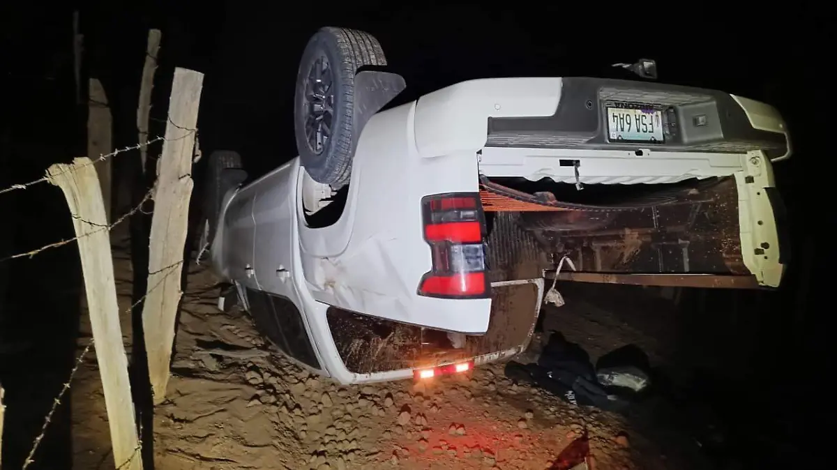 abandonan pick up que volcó
