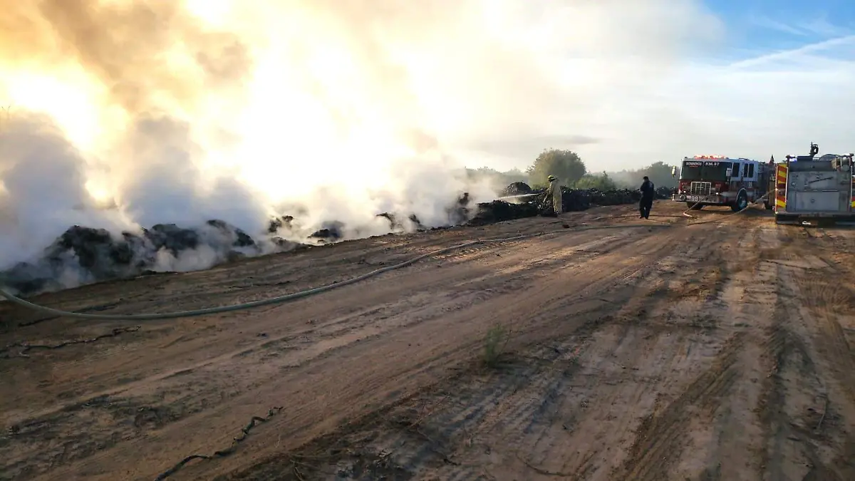 Fuerte incendio de plásticos apagron bomberos