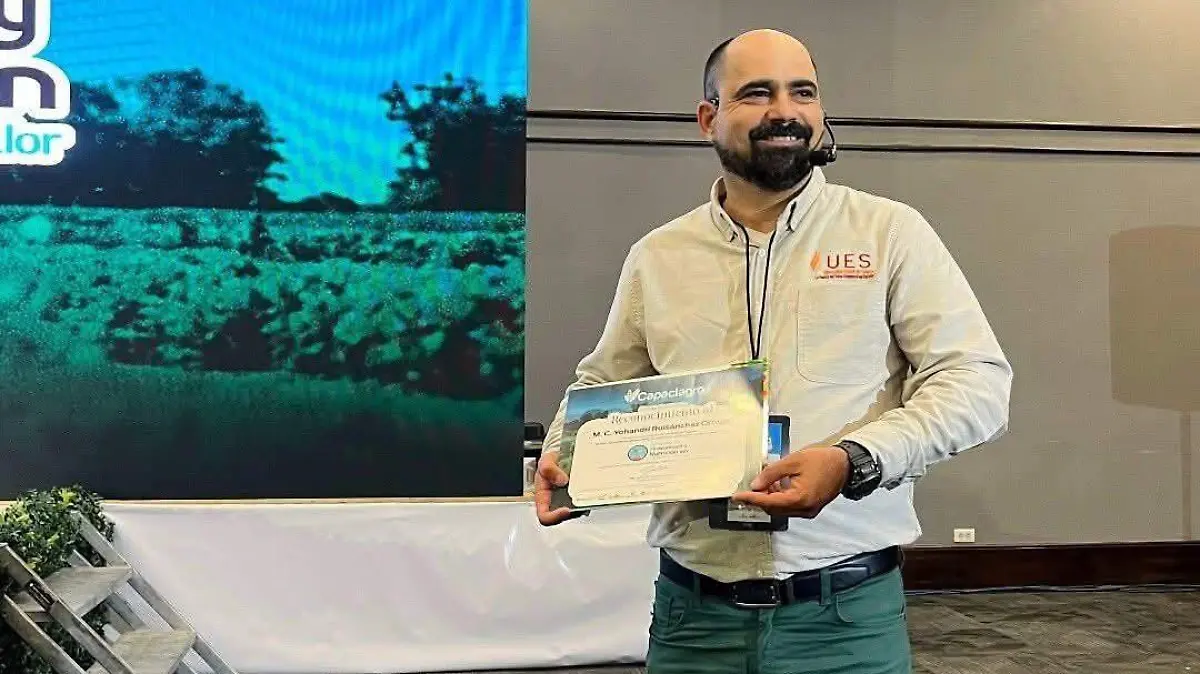 docente de ues en simposio de fitosanidad (2)