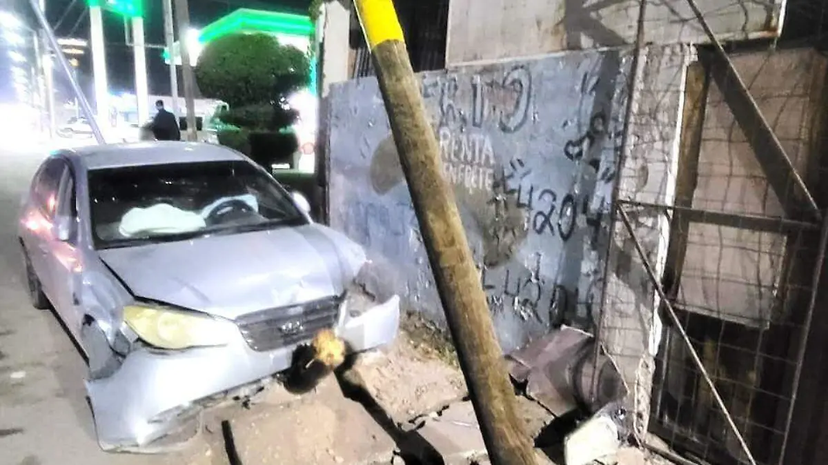 Se estrella contra postes tras chocar un auto