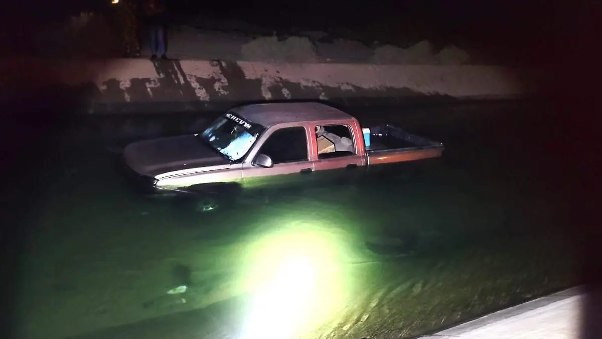 aparatosa caída de vehículo al canal