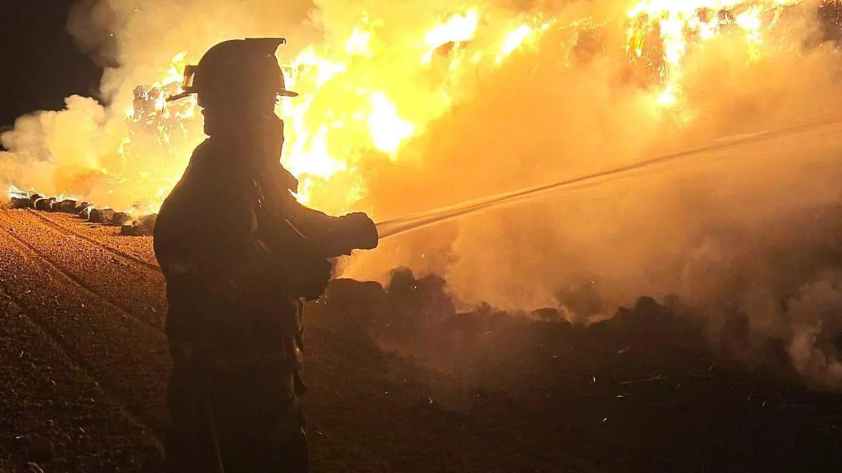 Se incendian 300 pacas de alfalfa