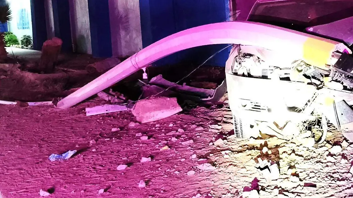 Derriba poste y una barda