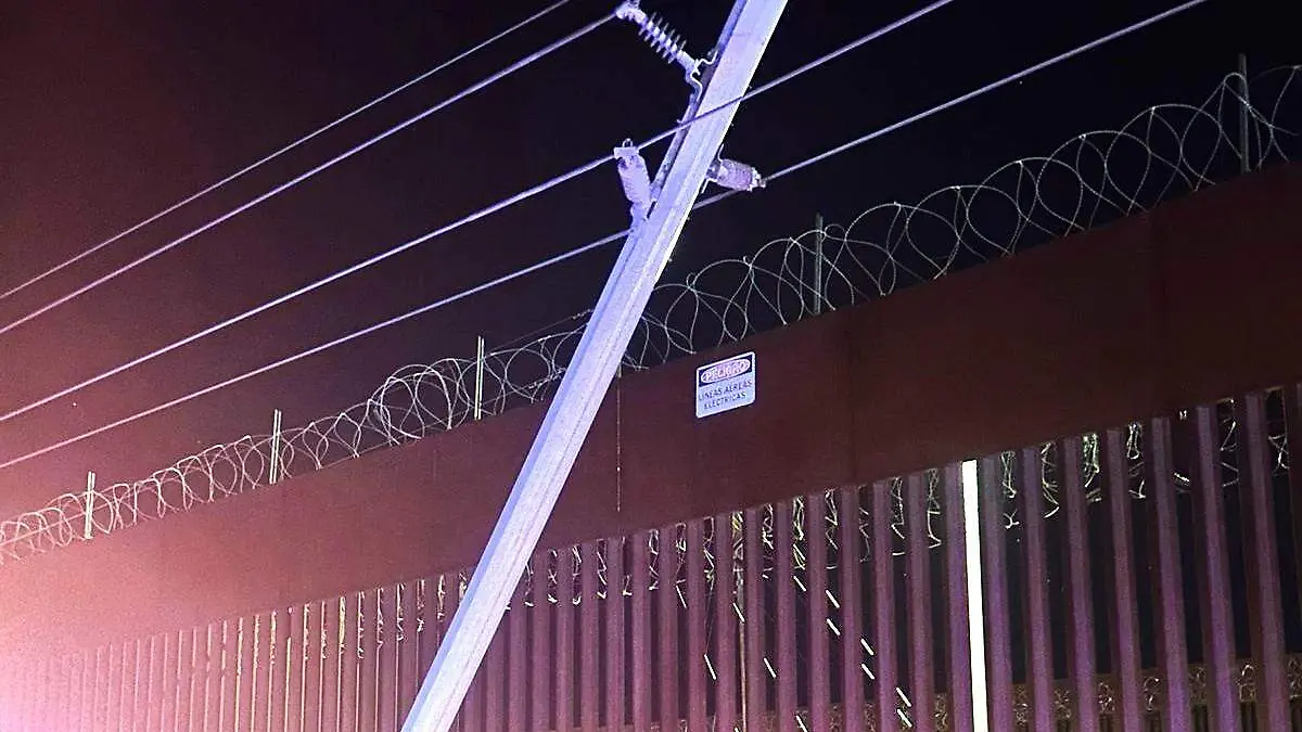 Daña poste de la CFE y se da a la fuga
