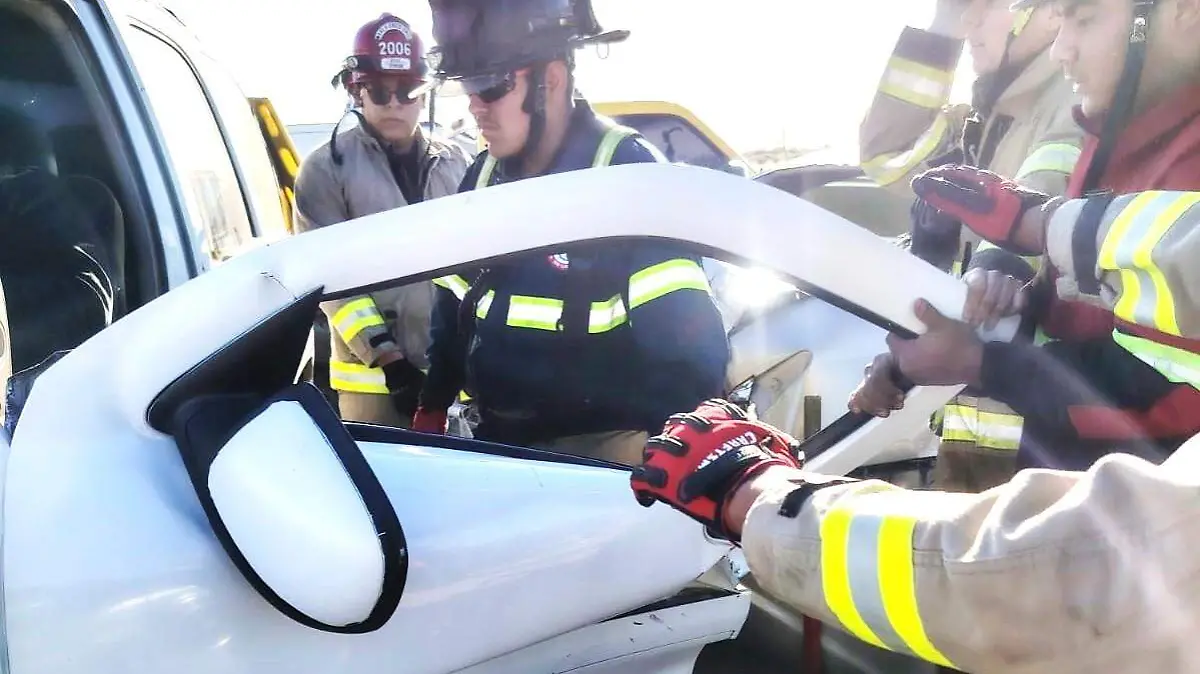 Rápido rescate de automovilista que chocó contra tráiler