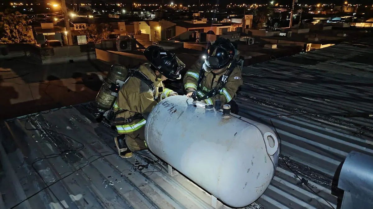 Controlan fuga de gas los bomberos