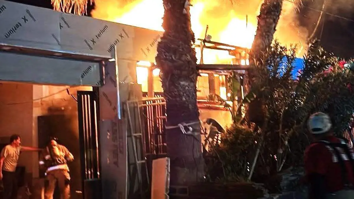 fuertes daños al incendiarse taller