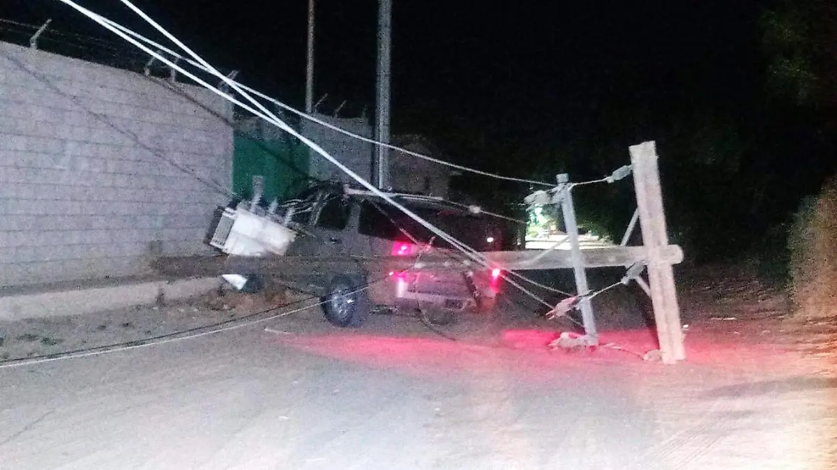 HUYE TRAS CHOCAR POSTE DE LA CFE