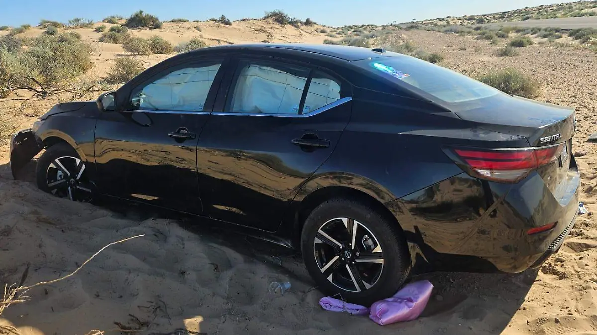 Sale de la carretera y choca montículo de arena