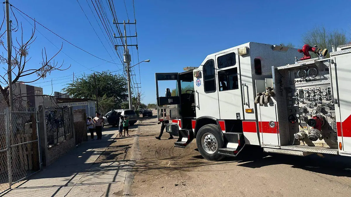 Hospitalizan mujer que combatió incendio