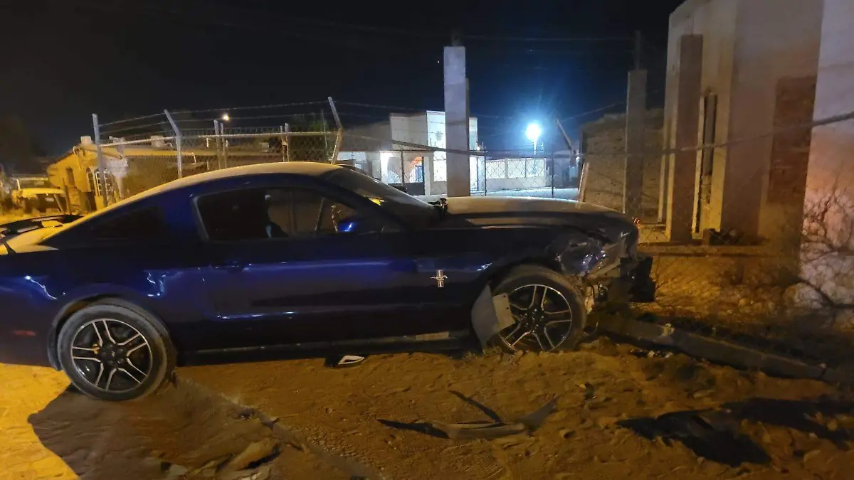 Tras chocar auto se estrella contra cerco