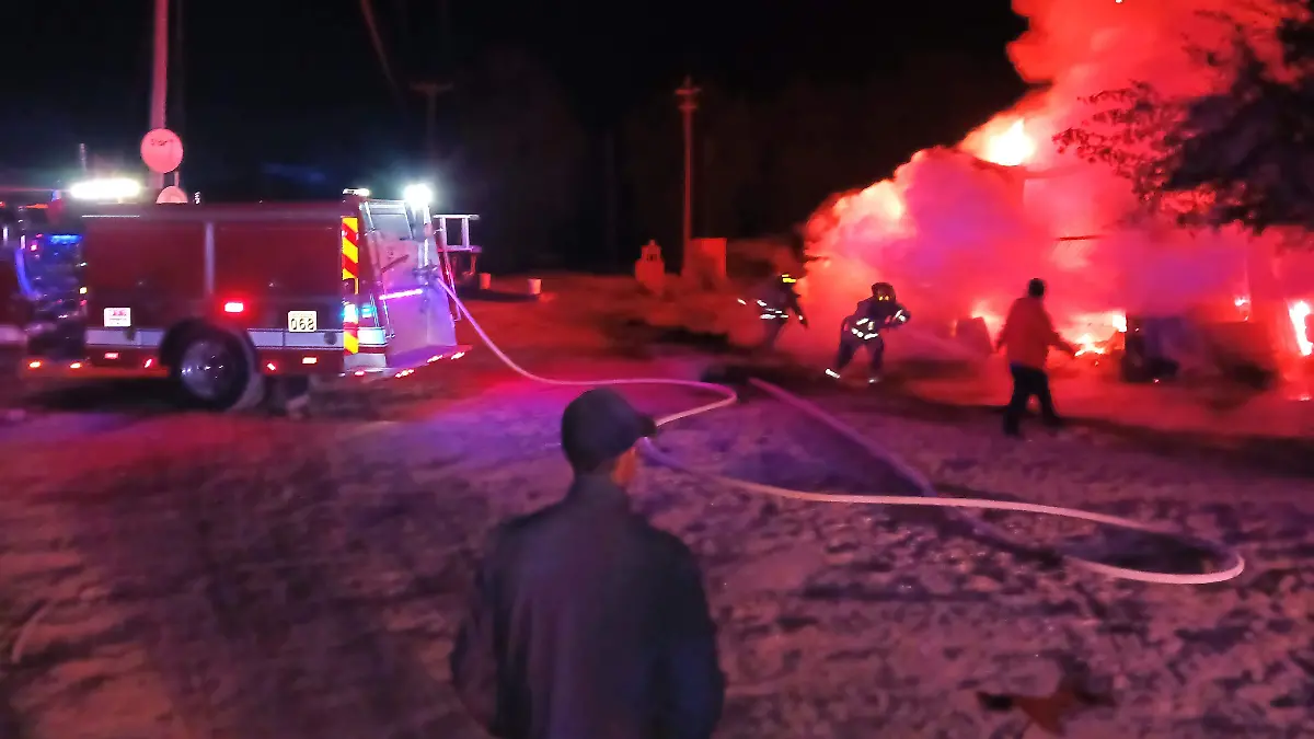 Acaba incendio con llantera