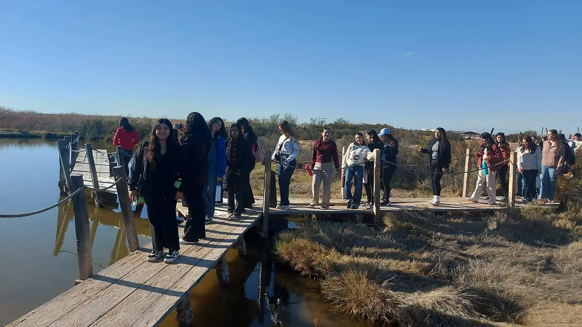 Estudiantes de la ues visitan humedal (1)