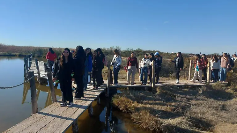 Estudiantes de la ues visitan humedal (1)
