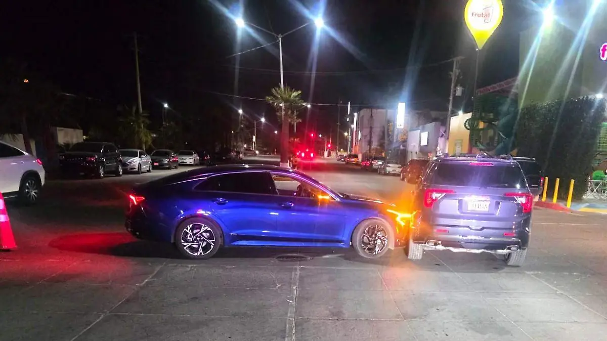 SE PASA EL ALTO Y CHOCA