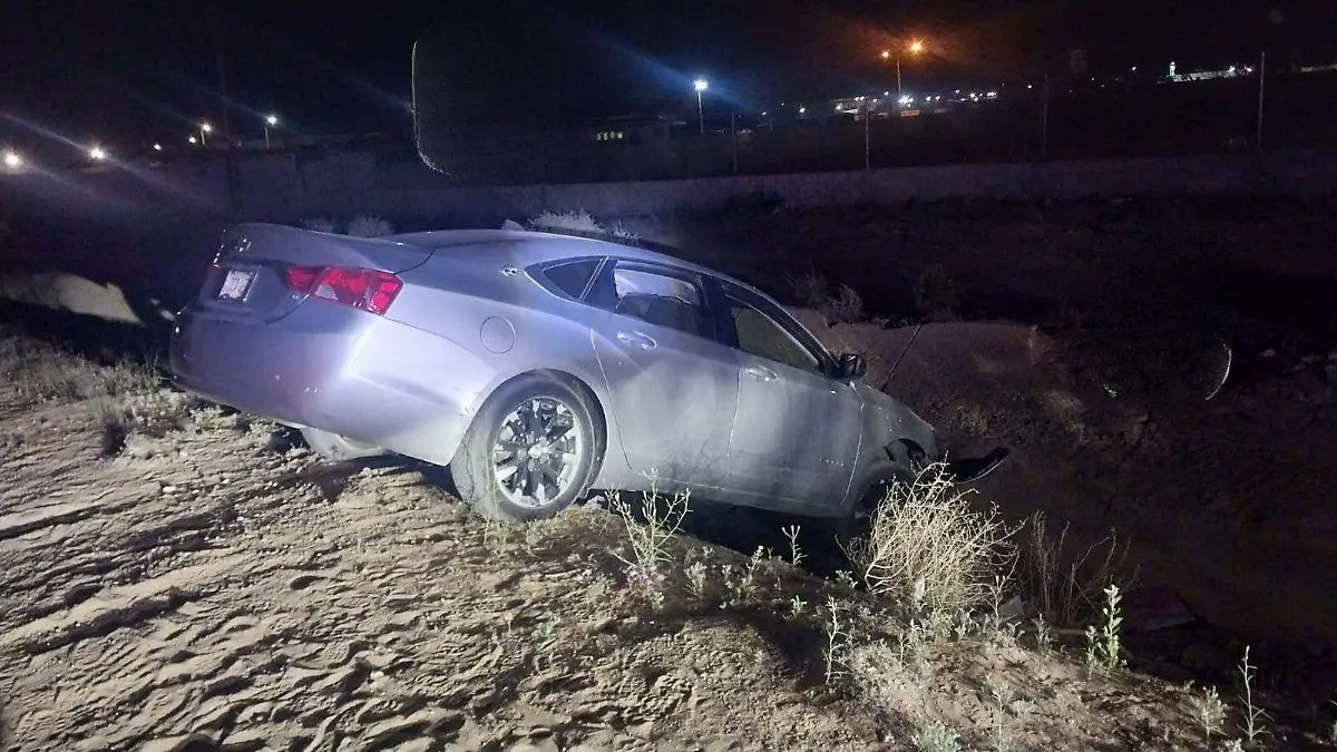 ABANDONAN AUTO EN EL CANAL