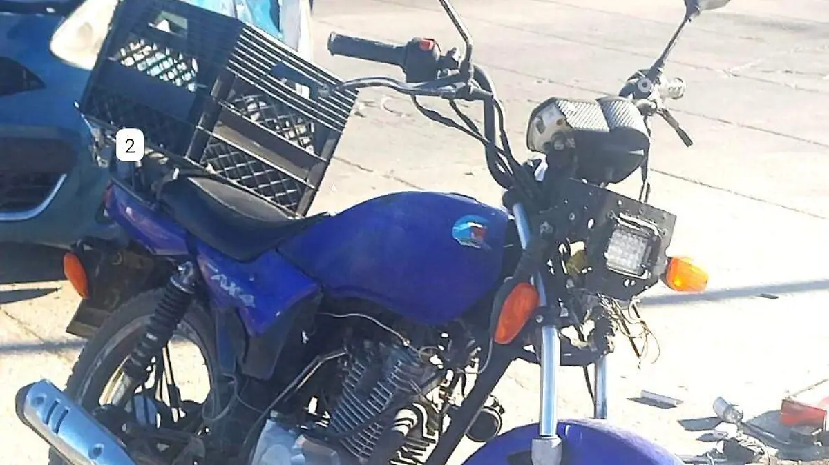 Se estrella contra auto que se le atravesó