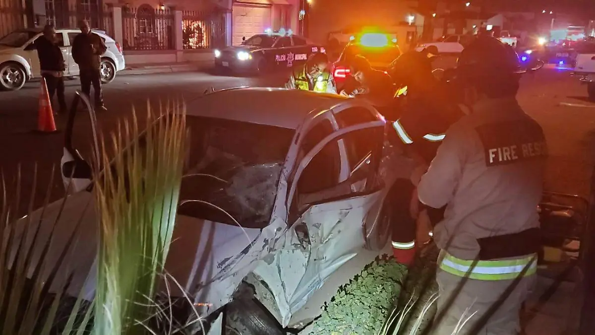 Rescate de autotmovilista que chocó