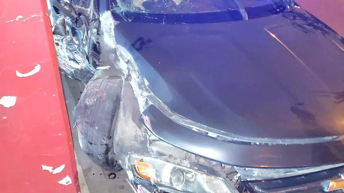 Choca contra muro de la Agencia Fiscal