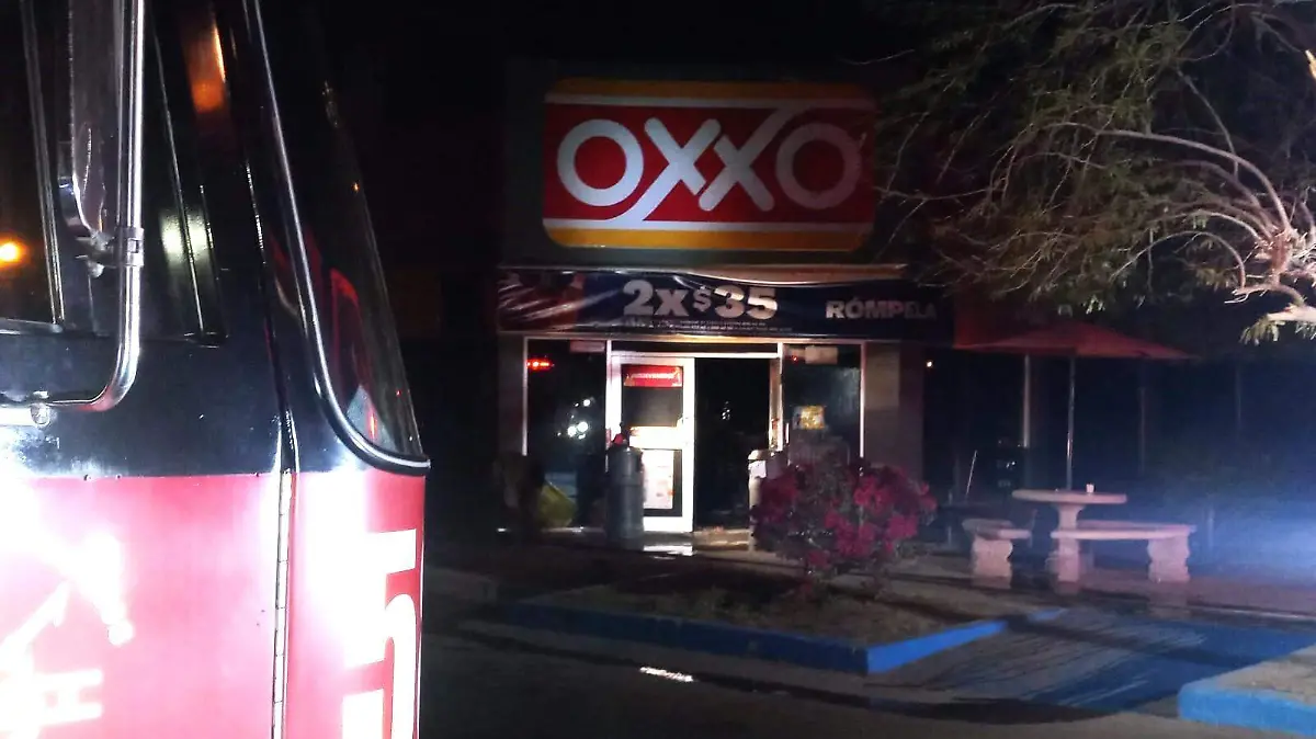 Incendian tienda de conveniencia