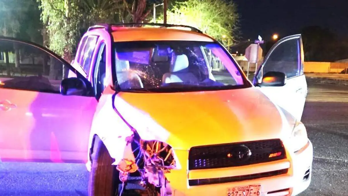 Mujer lesionada al chocar camioneta contra poste