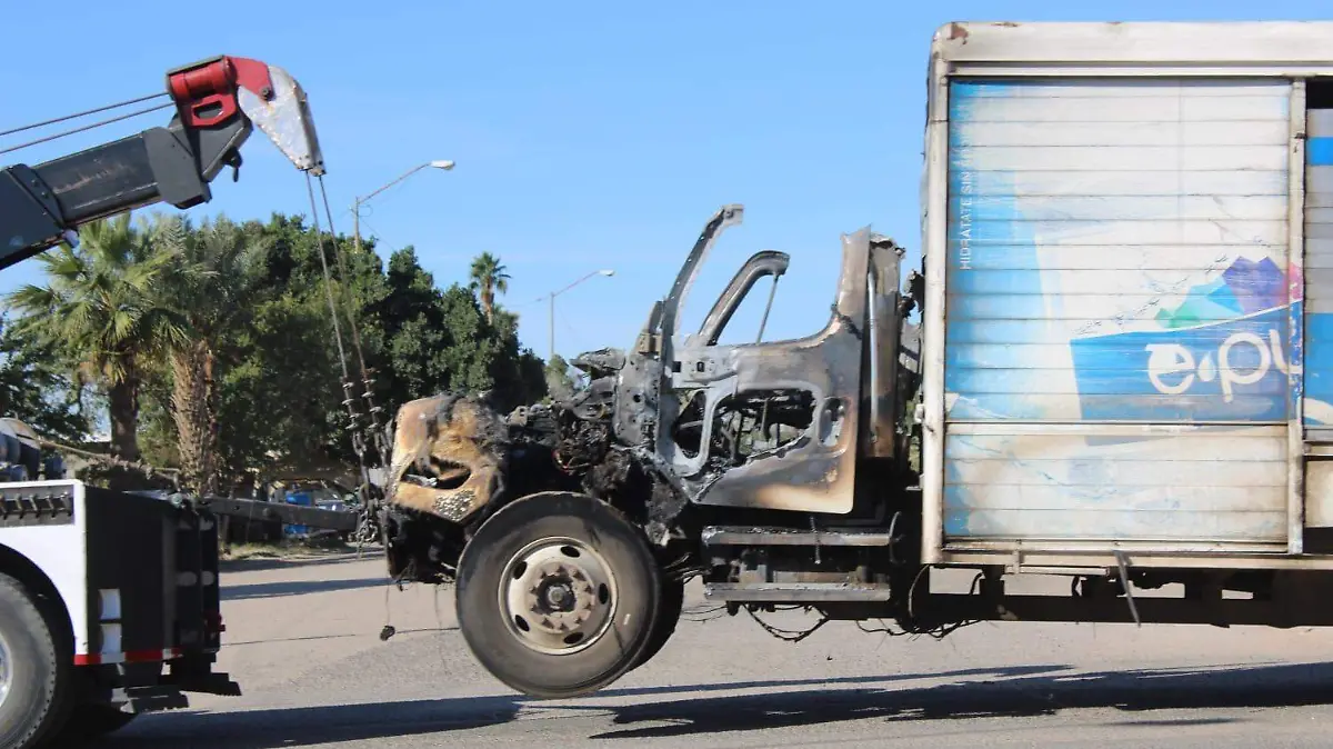 Camiones incendiados en SLRC - Guillermo Saucedo (8)