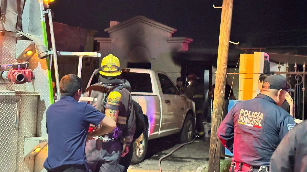 MOVILIZA  A BOMBEROS INCENDIO EN CASA ABANDONADA