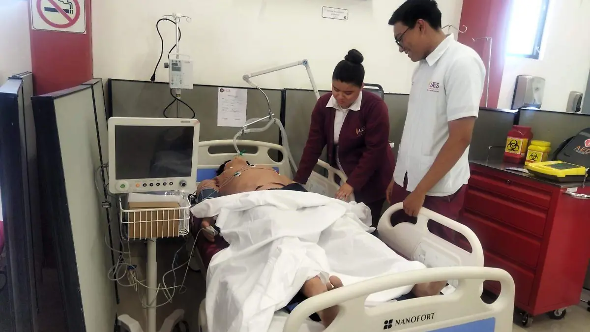 Invierte UES en equipo para carrera de enfermeria (3)