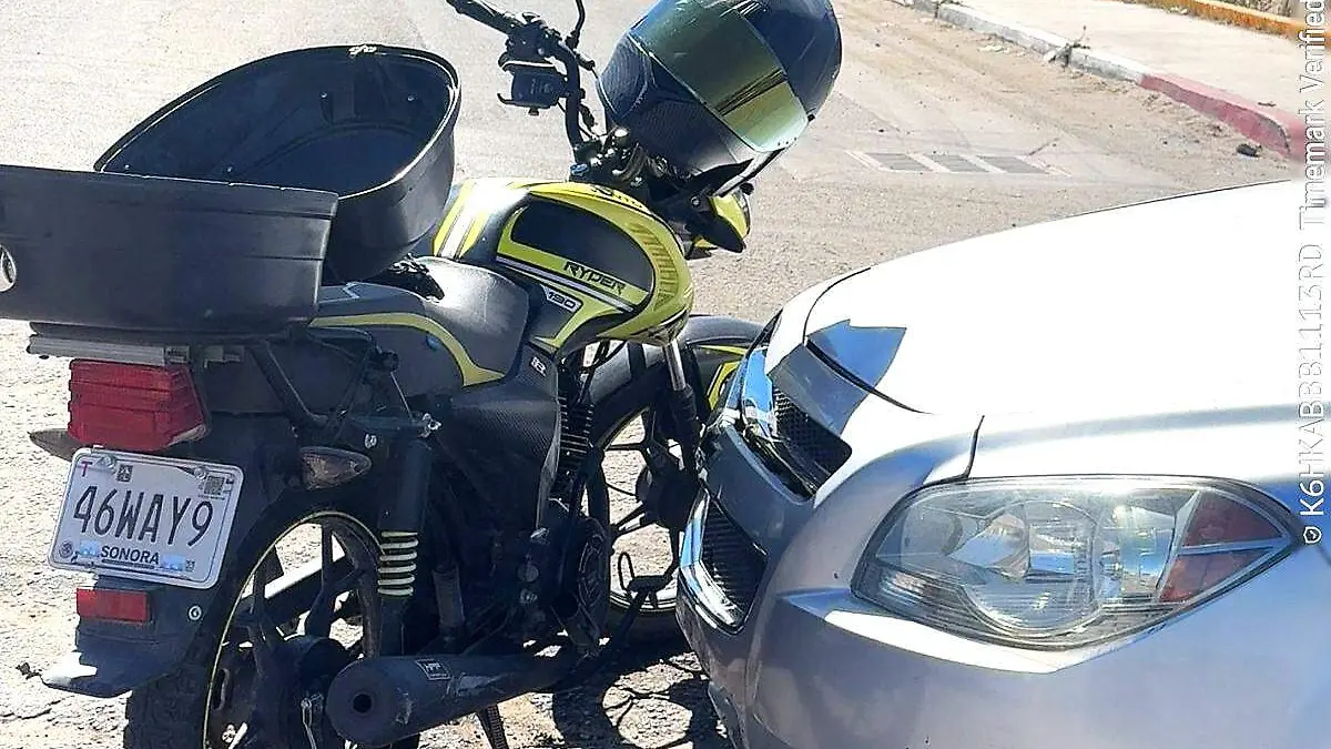 Choca automóvil una moto en crucero