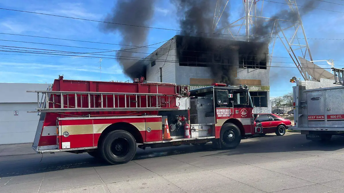 Incendio en viejo edificio de la SCT