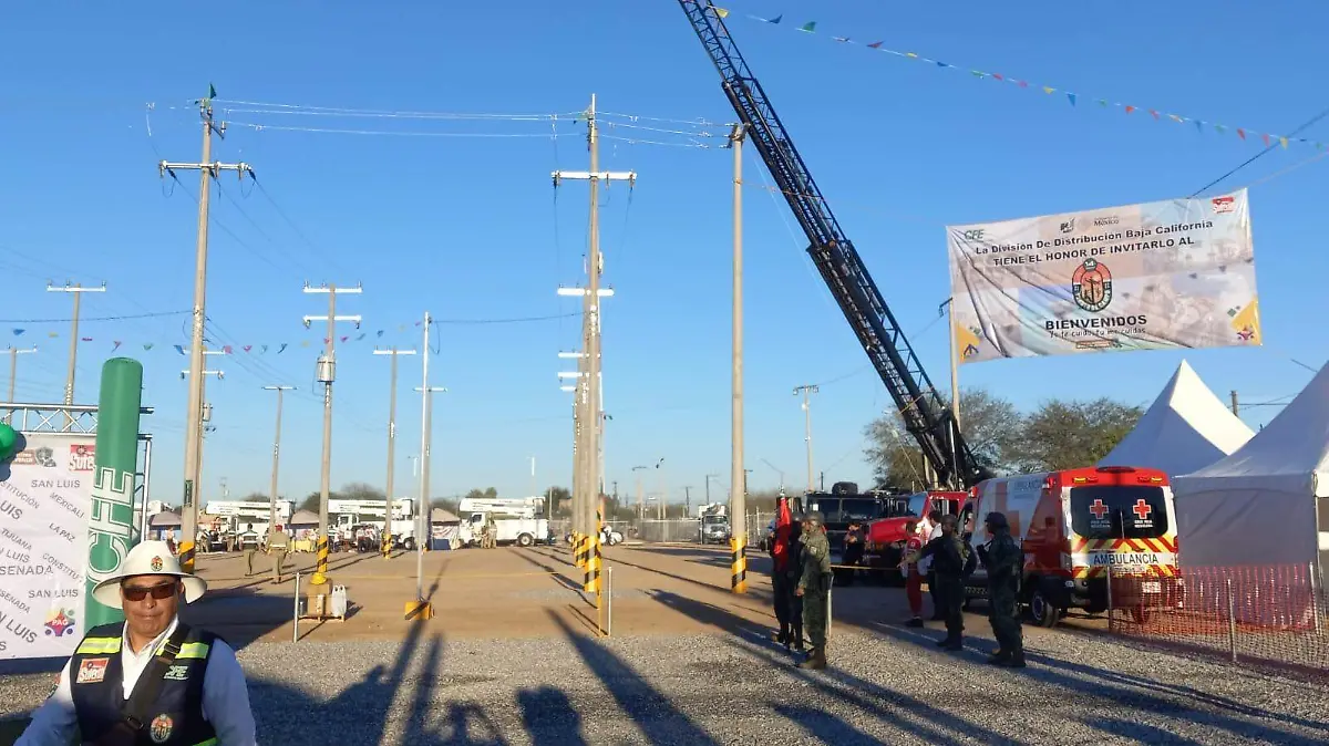 Apoyan bomberos a la CFE en torneo de campo