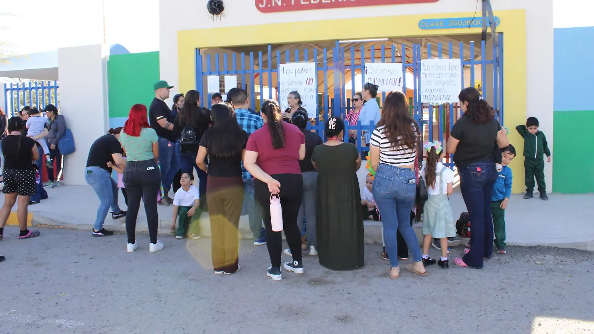 Padres de familia “toman” Jardín de Niños